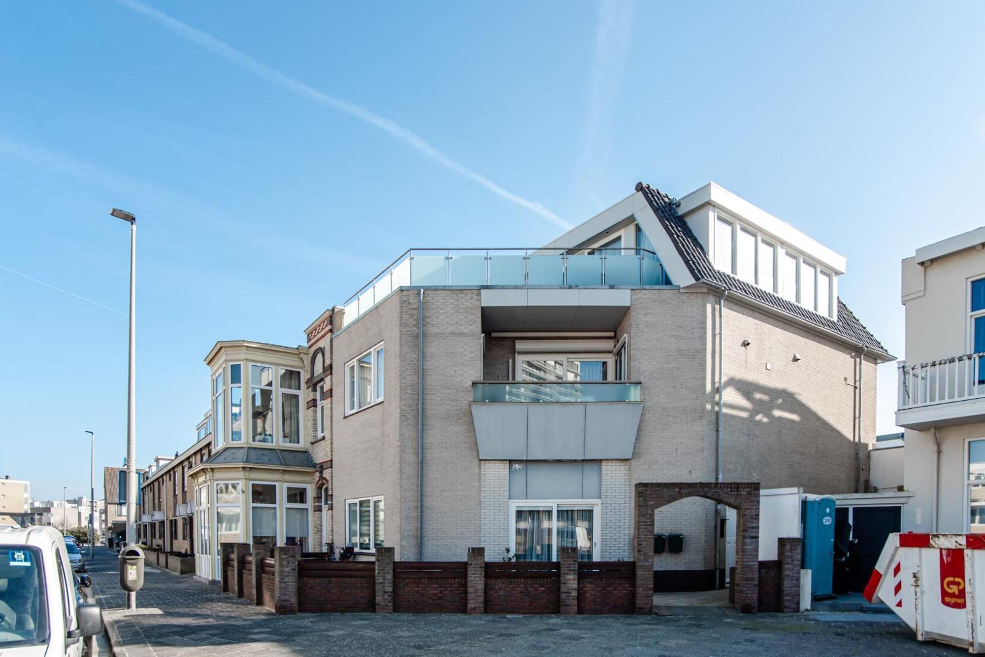 Studio Tara At The Beach With Private Parking Зандфорт Экстерьер фото